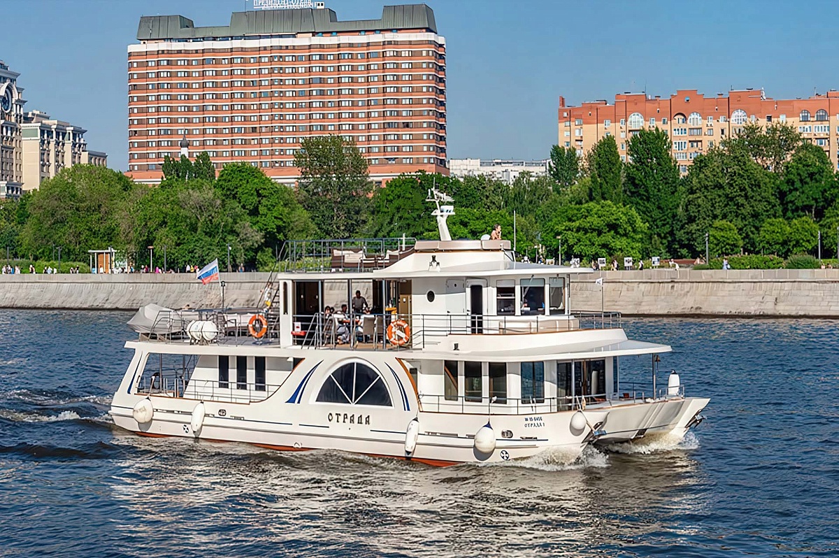 Аренда мотороного VIP-яхты катамарана Отрада в Москве